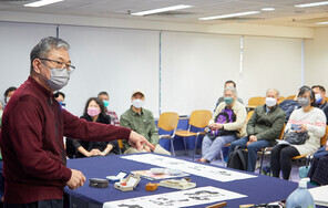 中國香港書法學會主席容浩然老師（左）在開放日活動上即席揮毫，與學員切磋技藝，分享心得。