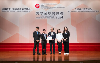 馮恩榮（左二）與學生代表出席獎學金頒獎典禮